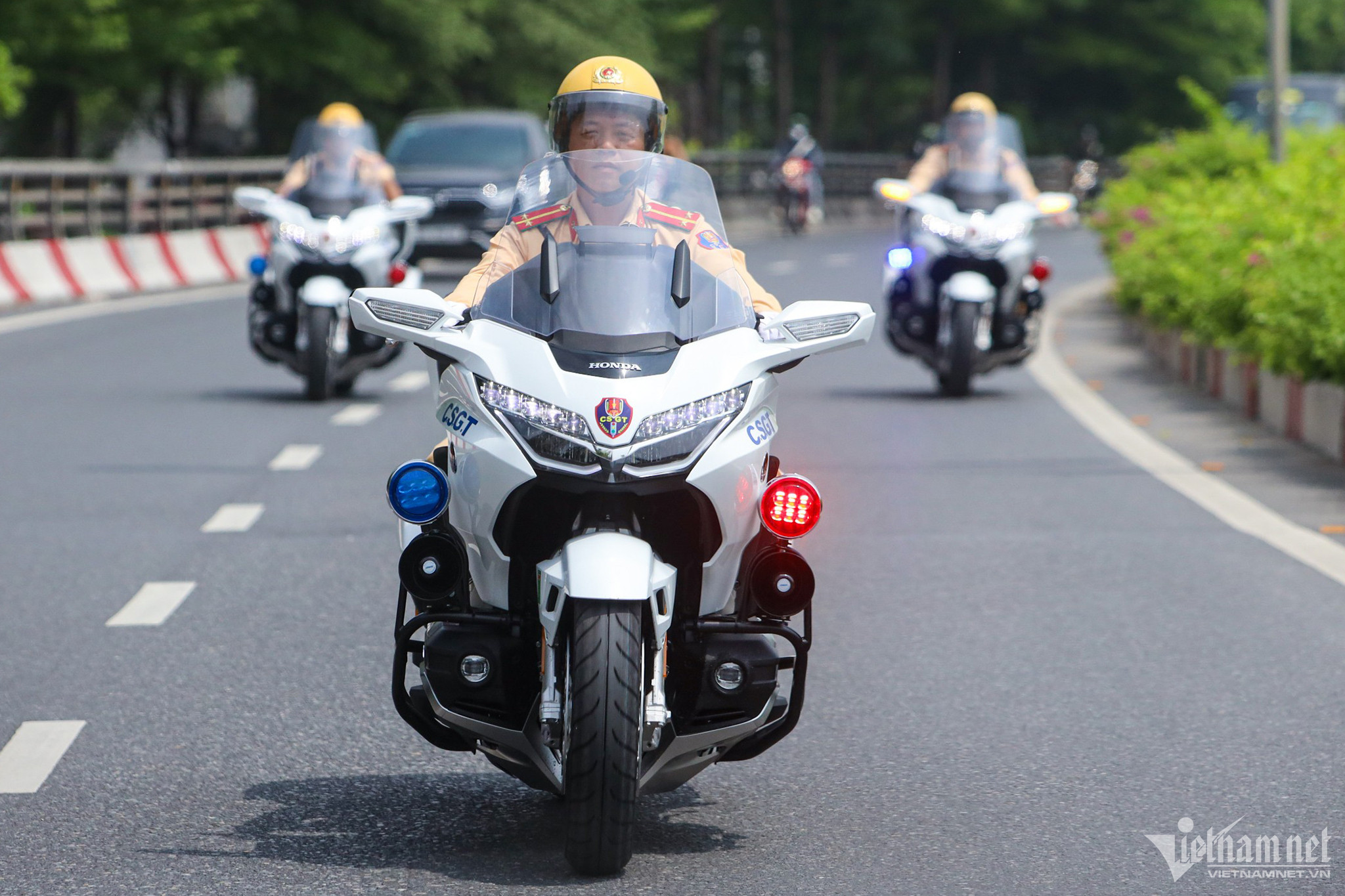 Cục CSGT bàn giao siêu mô tô cho công an 11 tỉnh, thành phố phục vụ dẫn đoàn